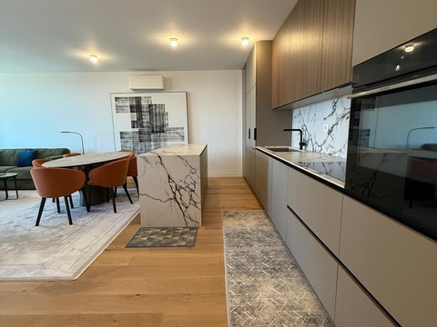 Küchenzeile mit Backofen und Blick in den Wohnraum