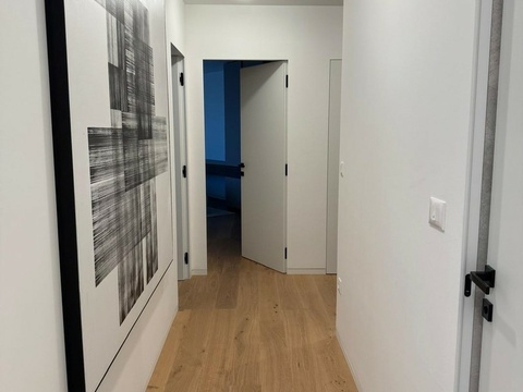 Flur mit Wandbild und Holzboden