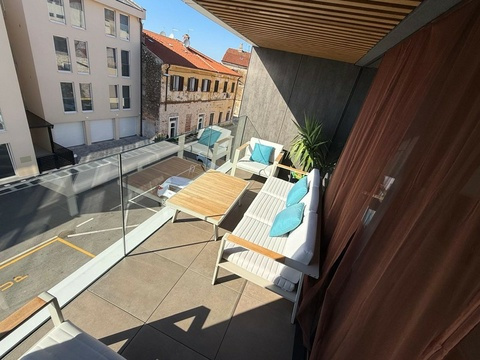 Große Terrasse mit Sitzgruppe von oben
