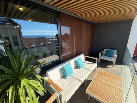 Teilweise überdachte Terrasse mit Lounge-Möbeln