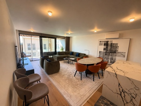 Offenes Wohnzimmer mit Essbereich und Kochinsel