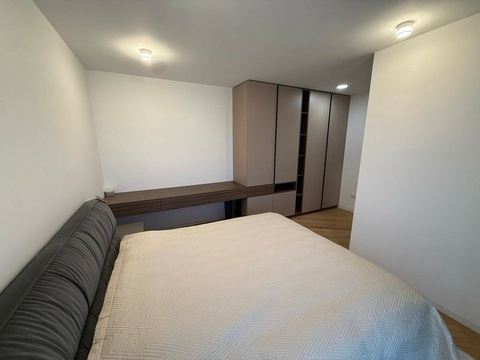Schlafzimmer mit Ablage und Kleiderschrank
