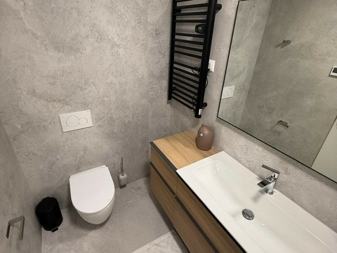 Badezimmer mit Toilette und Waschtisch