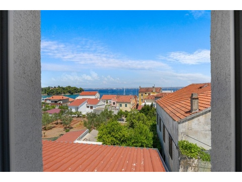 Blick über die Dächer von Preko zum Meer