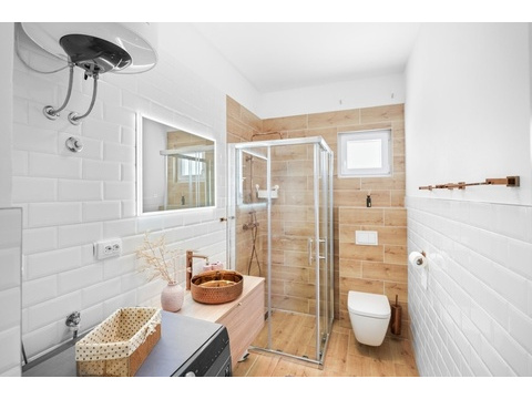 Badezimmer mit Dusche und Waschtisch