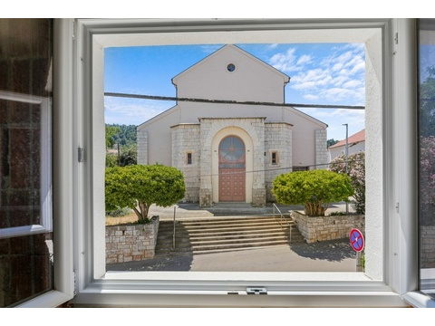 Blick aus dem Fenster auf die Kirche