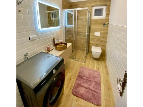 Badezimmer mit Dusche und Waschmaschine