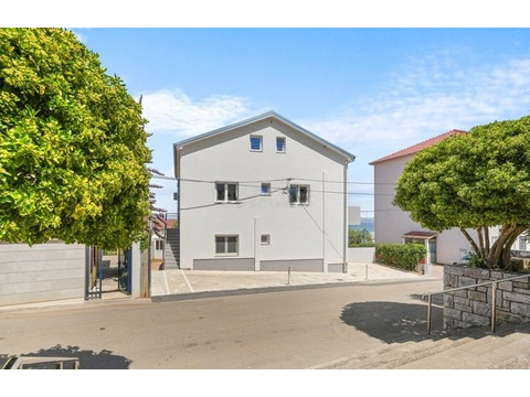 Hausfassade mit Eingangstor