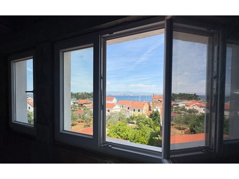 Blick aus dem Fenster auf Meer und Hafen