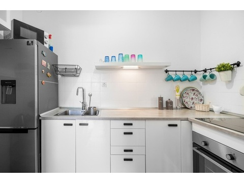 Küche mit Kühlschrank und Backofen
