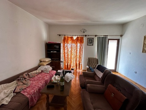 Ältlich eingerichtetes Wohnzimmer.