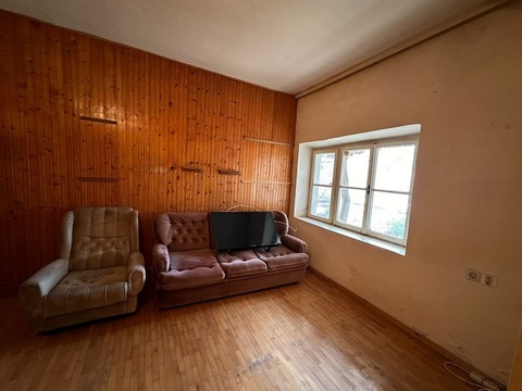 Altes Wohnzimmer mit Holzvertäfelung.