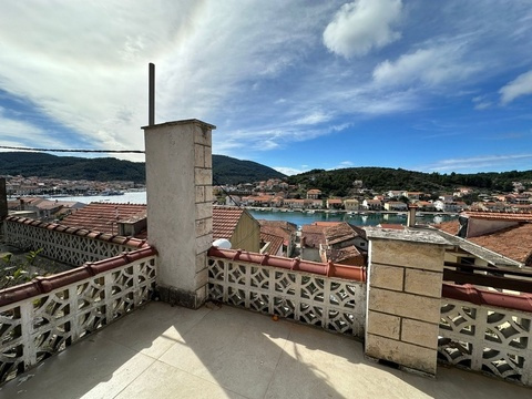 Dachterrasse mit Stadt- und Meerblick der Immobilie H3530 auf der Insel Korcula in Kroatien.