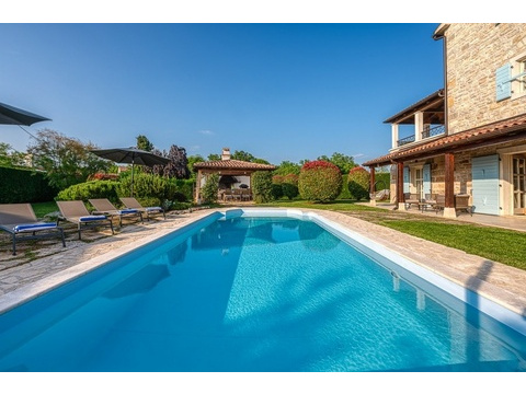 Pool mit Blick auf Gartenpavillon und Haus