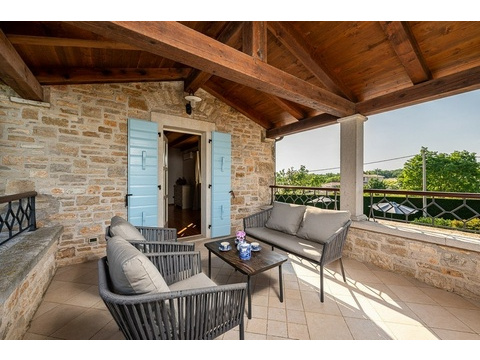 Obere Terrasse mit Sofa, Sesseln und Couchtisch
