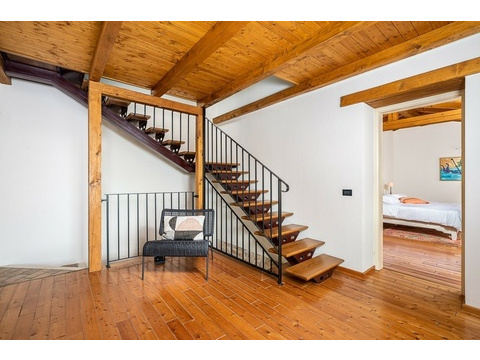 Treppe mit Holzstufen und Dielenboden