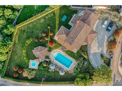 Luftaufnahme von Haus, Pool und Garten mit Hecke