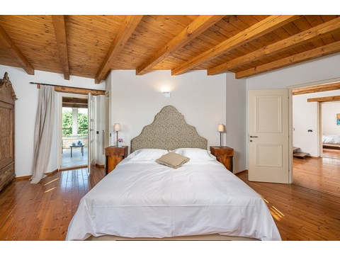 Schlafzimmer mit gepolstertem Kopfteil und Holzboden