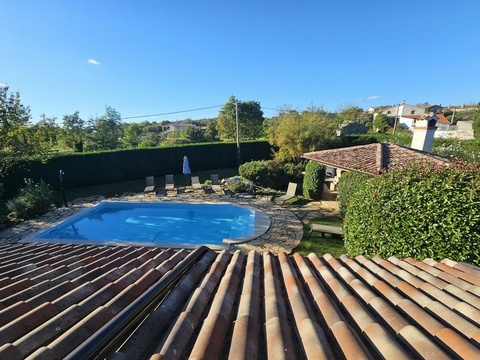 Blick über das Ziegeldach auf Pool und Umgebung