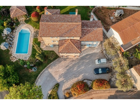 Haus mit Ziegeldach, Pool und Parkplatz von oben