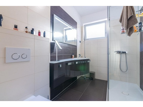 Badezimmer mit Dusche.