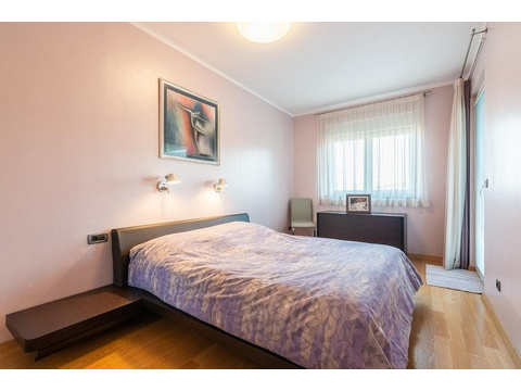 Gemütliches Doppelbett im Schlafzimmer der Immobilie A2987, Kroatien.