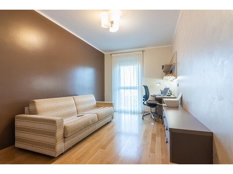 Arbeitszimmer mit Couch.
