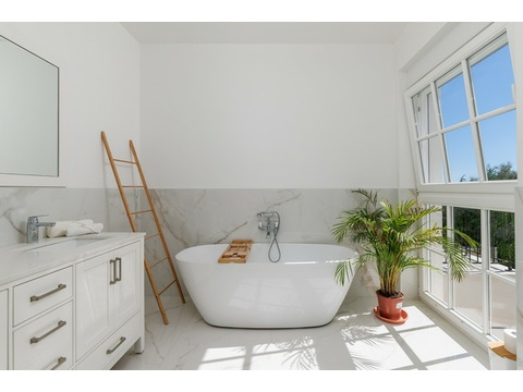 Modernes und hochwertiges Badezimmer.