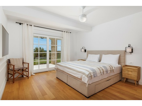 Schlafzimmer mit Blick ins Grüne.