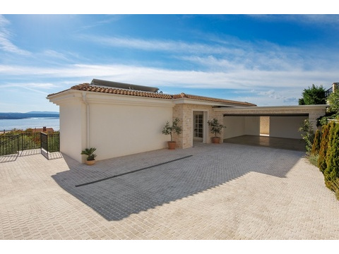 Einfahrtsbereich der Villa H1919 in Crikvenica, Kroatien - Panorama Scouting.