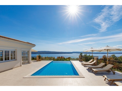 Terrasse mit Infinity-Swimmingpool der Villa H1919 in Crikvenica, Kvarner Bucht.