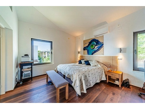 Schlafzimmer mit Fenster zum Garten