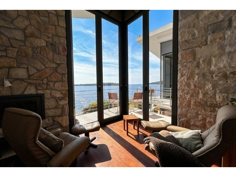 Wohnzimmer mit Kamin und Blick auf das Meer