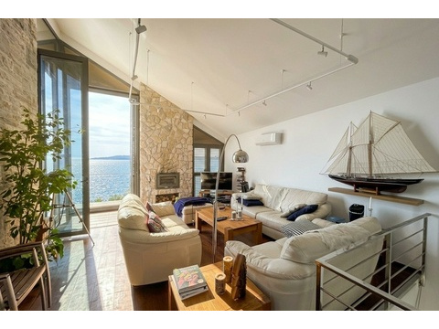 Wohnzimmer mit Segelschiffmodell und Meerblick