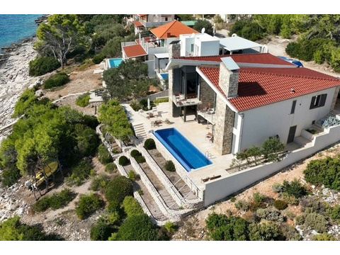 Villa mit Pool am Hang über dem Meer