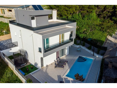 Luftbild der Villa mit Pool und Garten
