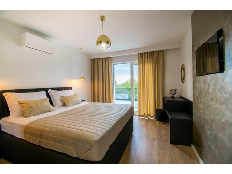 Schlafzimmer mit Doppelbett und Balkontür