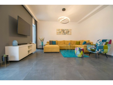 Wohnzimmer mit gelbem Ecksofa
