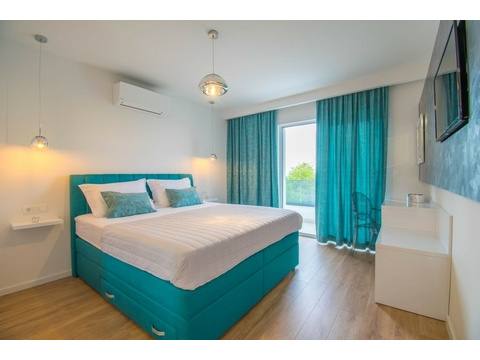 Schlafzimmer mit türkisen Vorhängen