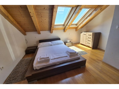 Schlafzimmer mit Dachfenstern und Kommode