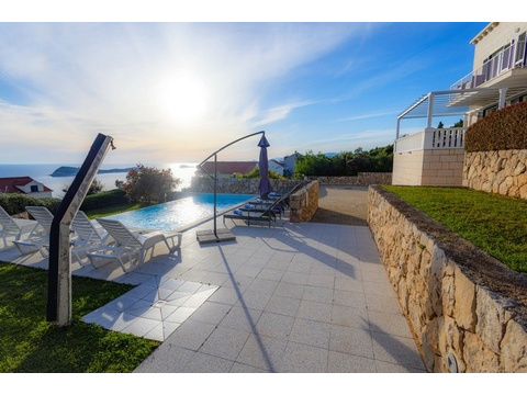 Poolterrasse mit Blick auf das Meer