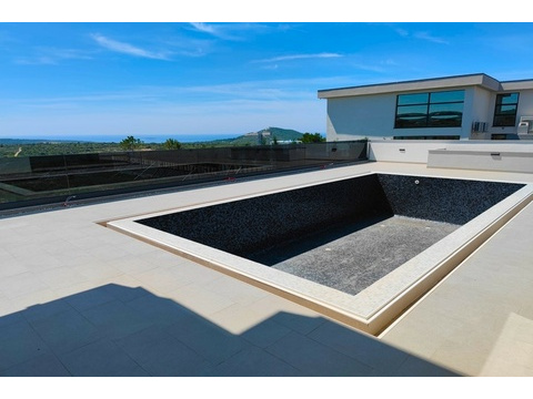 Pool im Bau neben der Villa