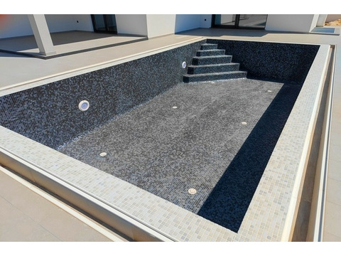 Poolbecken mit Mosaikfliesen und Treppe