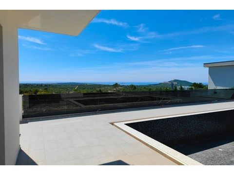 Terrasse am Pool mit Meerblick