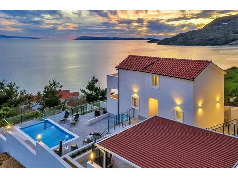 Villa mit Pool am Hang über dem Meer