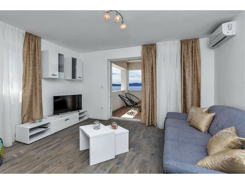 Wohnzimmer mit Sofa und Blick zur Terrasse