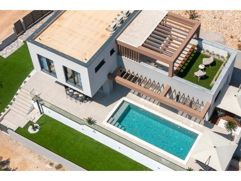 Luftbild der Villa mit Pool und Dachterrasse