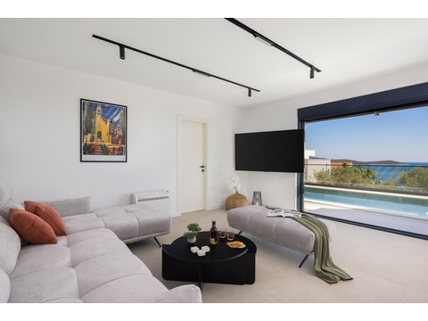 Wohnzimmer mit Sofa und Meerblick