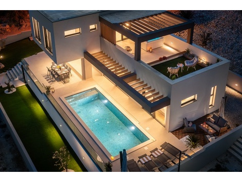 Villa und Pool am Abend von oben