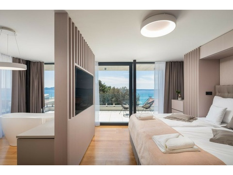 Schlafzimmer mit Doppelbett und Blick auf das Meer